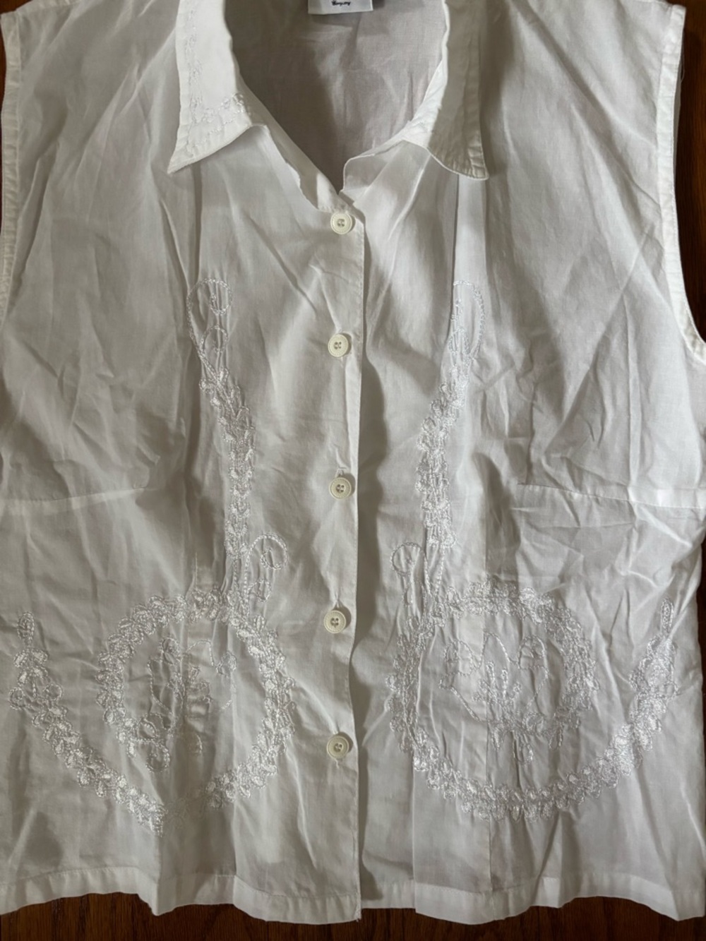 B. Moss White Sleeveless Embroidered Button-Up Blouse - Picture 8 of 11